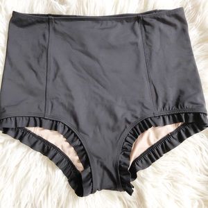 Kortni Jeane black ruffle around bottoms L